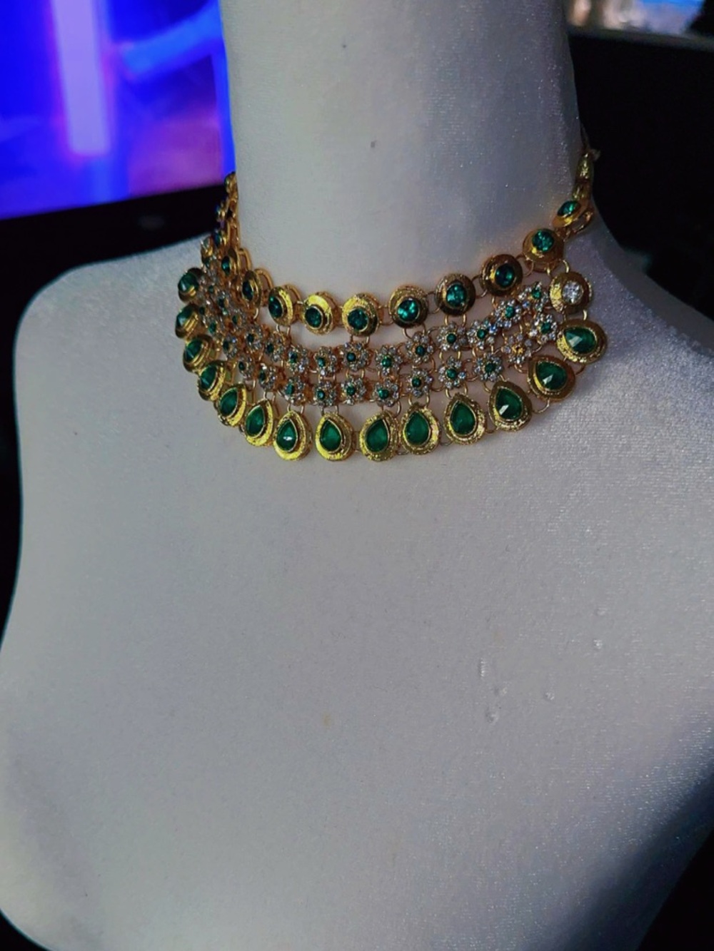 Luxurious Emerald and Gold Necklace